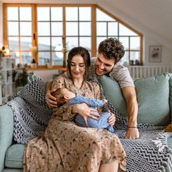 Neue Studie zeigt: Diese 3 Erziehungsfehler machen viele junge Eltern aus Liebe