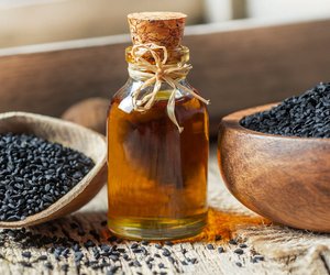 Schwarzkümmelöl und Stillen: Ist die Verwendung unbedenklich?