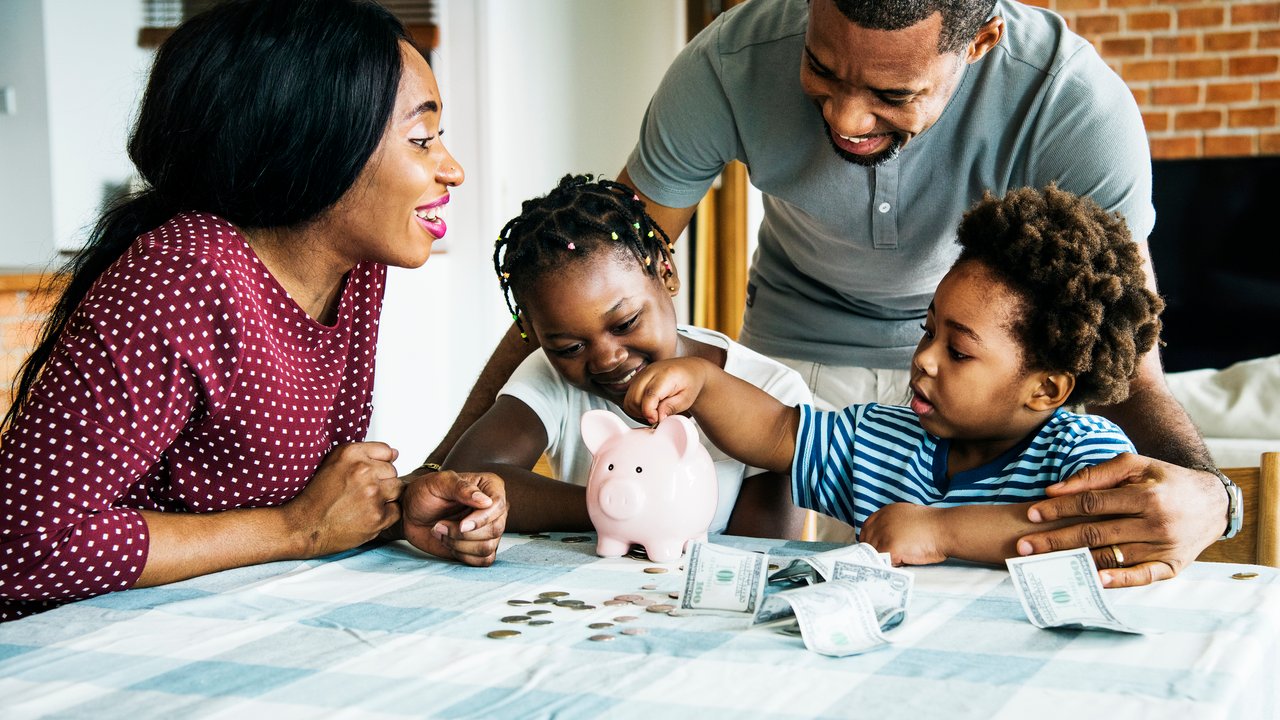 Nachhaltige Geldanlage: Familie beschäftigt sich mit Geld