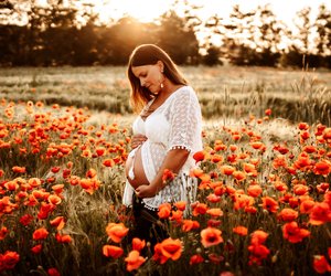 Babybauch-Shooting: 9 Posen, die jede Schwangere kennen sollte