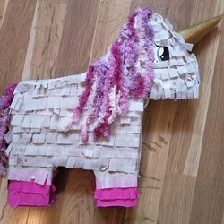 So einfach bastelt ihr eine süße Einhorn-Piñata: Step-by-step-Anleitung