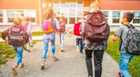 Schulranzen richtig packen: 8 Tipps, die Rückenproblemen bei Kindern vorbeugen
