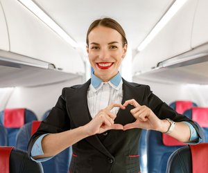Geheimsprache über den Wolken: Was Flugbegleiter wirklich über dich und deine Kinder sagen