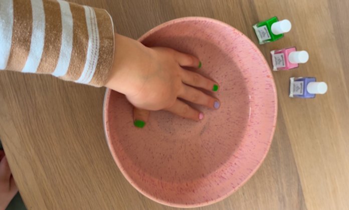 Gitti Kids Nagellack im Test: Nägel in warmes Wasser tauchen, dann lässt sich die Farbe einfach abziehen.