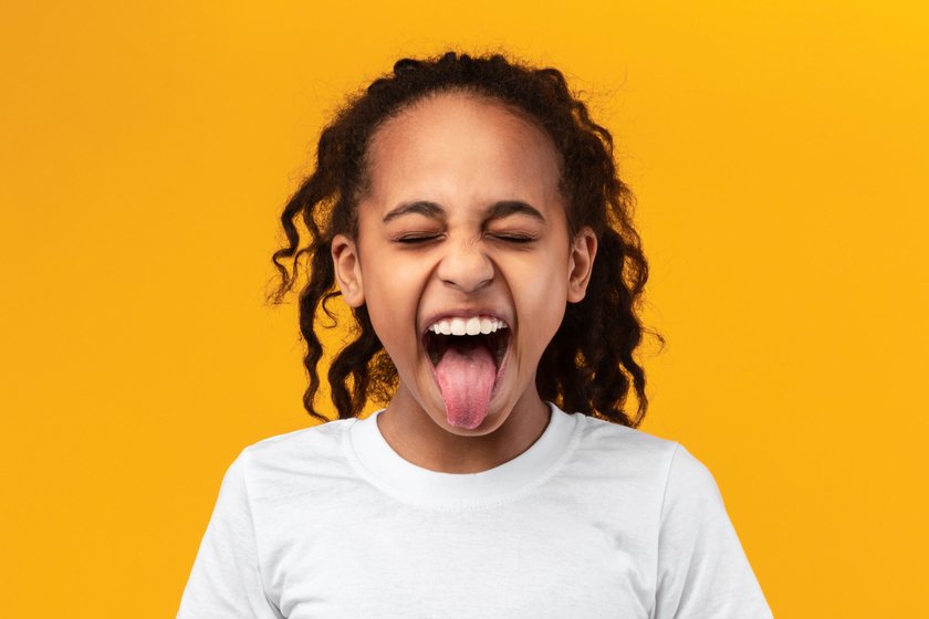 Schülerwitze: Kind lacht und streckt Zunge raus