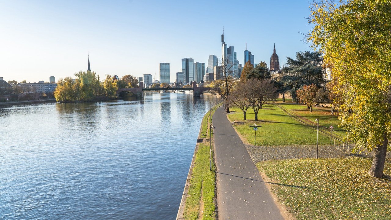 Frankfurt ist eine große Stadt, die direkt am Main liegt.