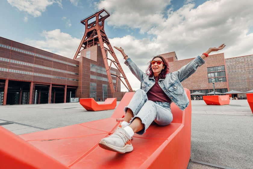 Touristin vor der Anlage der Zeche Zollverein in Essen