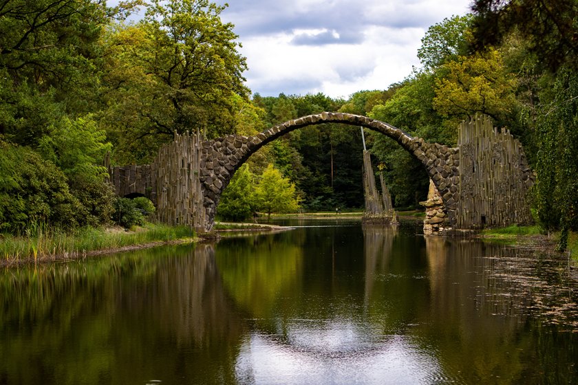 Unterwegs in Sachsen Blick am 28. September 2024 vauf die Rakotzbrücke Teufelsbrücke im im Azaleen- und Rhododendronpark Kromlau am Rakotzsee in Sachsen