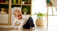 Ab wann können Babys sitzen? Antworten und Tipps zu diesem Meilenstein