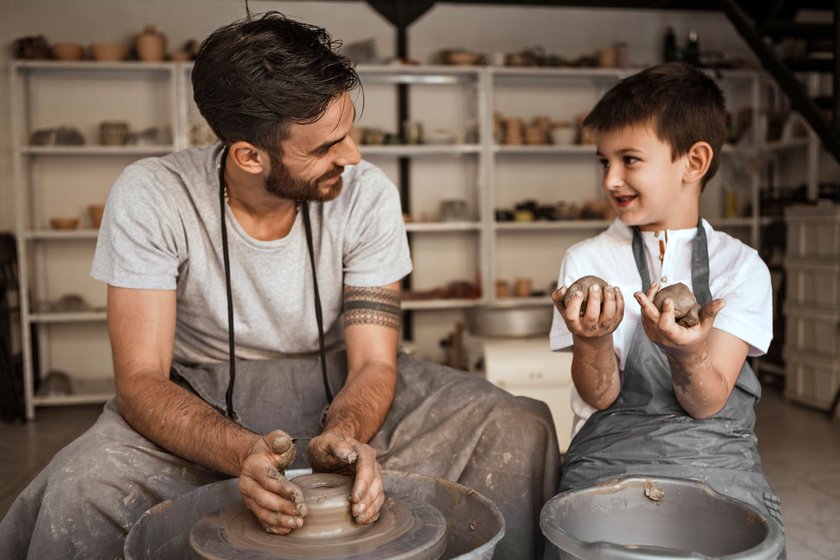 Vater und Sohn töpfern