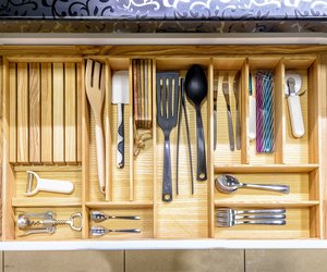 Küchenschubladen organisieren: So kommt Ordnung in die Küche