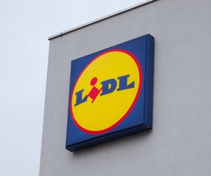 Jetzt bei Lidl: Diese weiße Fleecejacke mit Stehkragen für Kleinkinder ist richtig kuschlig