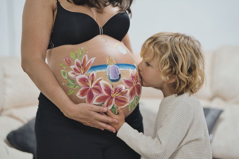 Schwangere Mutter mit Kind und Zeichnung auf dem Bauch