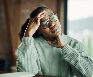 Psychologie: Von Hautproblemen bis Herzrasen – 7 Wege, wie Stress dich belastet