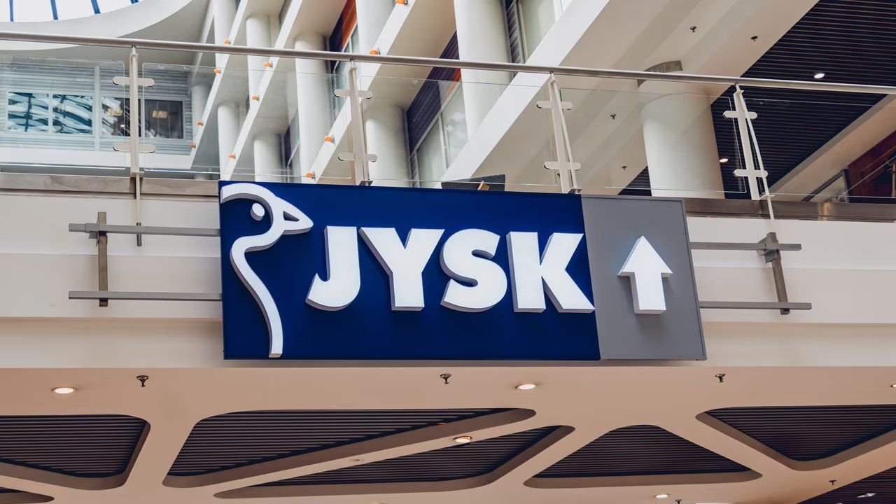 Behagliche Wohlfühlmomente auf dem Balkon, beschert der Outdoor-Teppich von Jysk.