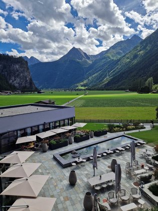 Ötztal mit Kindern: Was für ein Ausblick, oder? Ihr seht, warum wir den Balkon in unserem Zimmer im Aqua Dome Hotel geliebt haben.