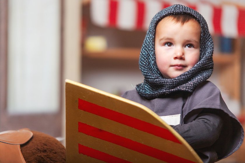 Kleinkind verkleidet als Ritter aus dem Mittelalter