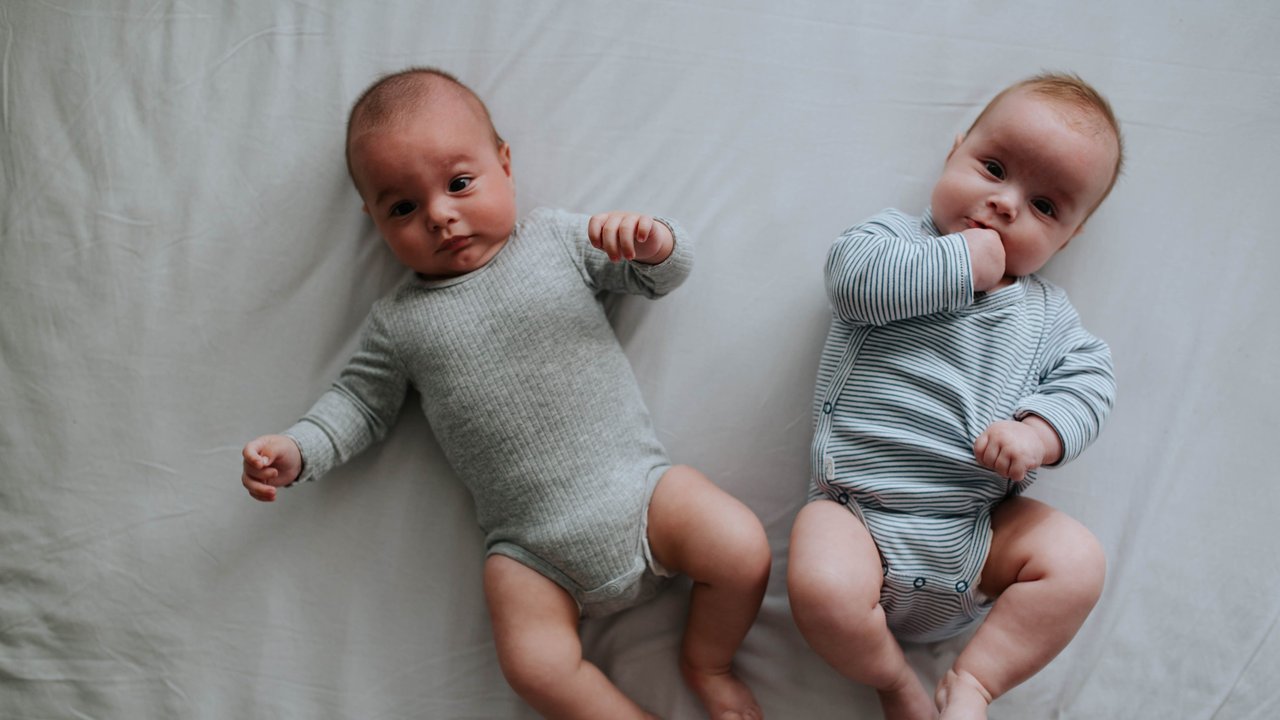 Elternzeit Zwillinge: Strampelnde Zwillingsbabys