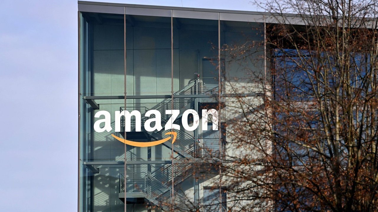 Bei Amazon gibt es einen coolen, praktischen runden Beistelltisch. 