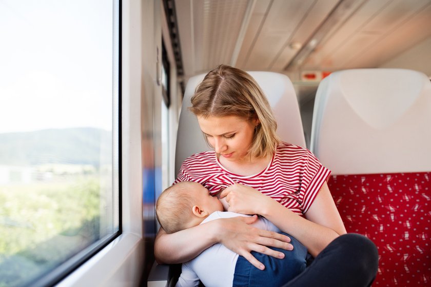 Stillende Mutter im Zug