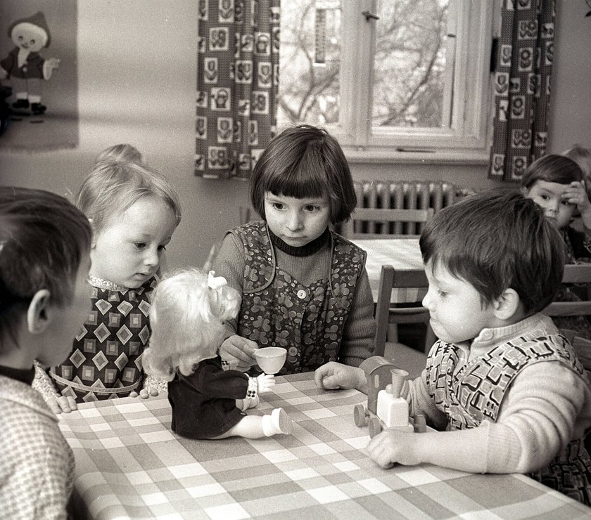 1970, Kinder spielen in Karl-Marx-Stadt mit einer Puppe