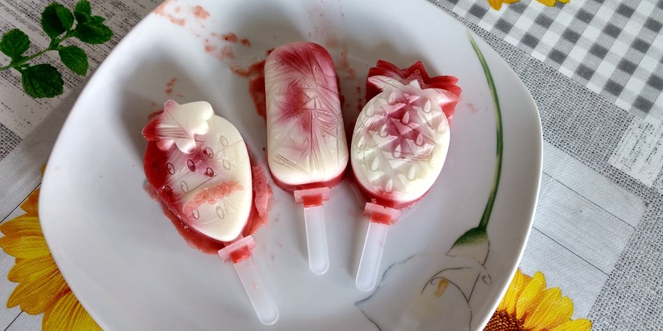 Ohne Eismaschine: Leckeres Erdbeer-Rhabarber-Eis selber machen