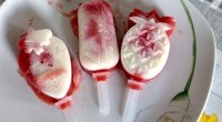 Ohne Eismaschine: Leckeres Erdbeer-Rhabarber-Eis selber machen