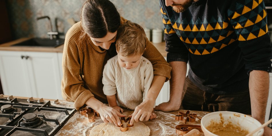 Platzchen Backen Mit Kindern So Bleibt Ihr Cool In Der Weihnachtsbackerei Familie De