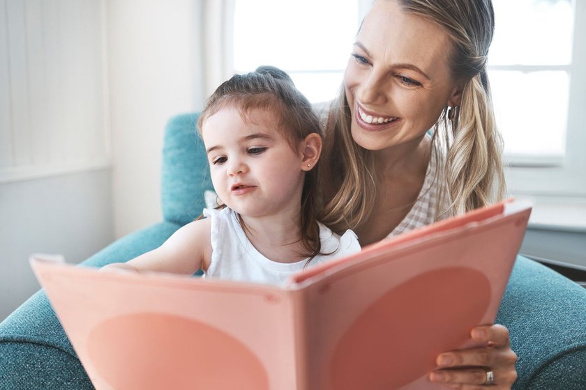 Kinderbücher ab 2 und 3 Jahren: Mutter schaut sich Buch mit ihrem Kind an
