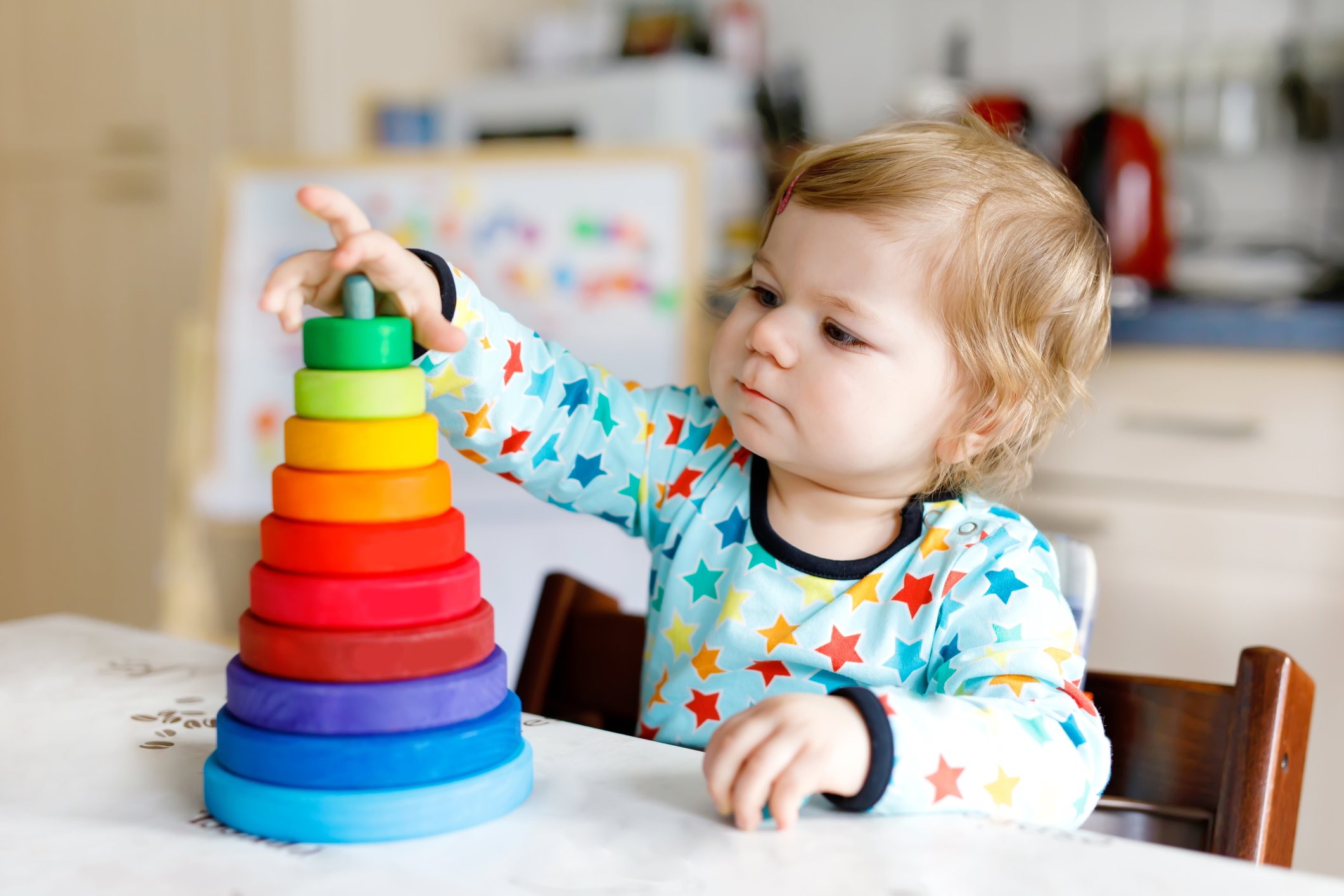 Kind spielt mit Montessori Spielzeug Kind spielt mit Montessori Spielzeug