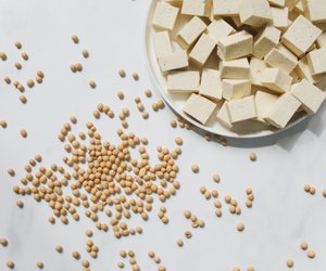 Tofu einfrieren: So behält er Konsistenz und Geschmack