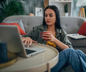 Beliebt und jetzt günstiger: Alle lieben den höhenverstellbaren Couchtisch von Amazon