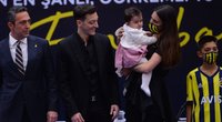 Mesut Özils Tochter feuert Papa vor dem TV an: Ist sie dafür nicht zu jung?