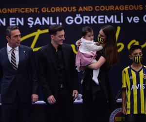 Mesut Özils Tochter feuert Papa vor dem TV an: Ist sie dafür nicht zu jung?