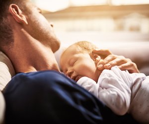 Baby-Schläfchen auf dem Sofa? Keine gute Idee, sagen Experten