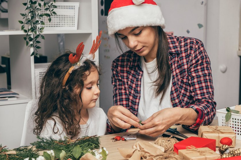 In der Adventszeit könnt ihr zusammen euer Zuhause weihnachtlich schmücken - wer will bastelt die Deko dafür selbst.