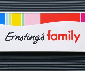 Jetzt bei Ernsting's family: Schnappt euch die niedliche Spardose mit Dino-Motiv