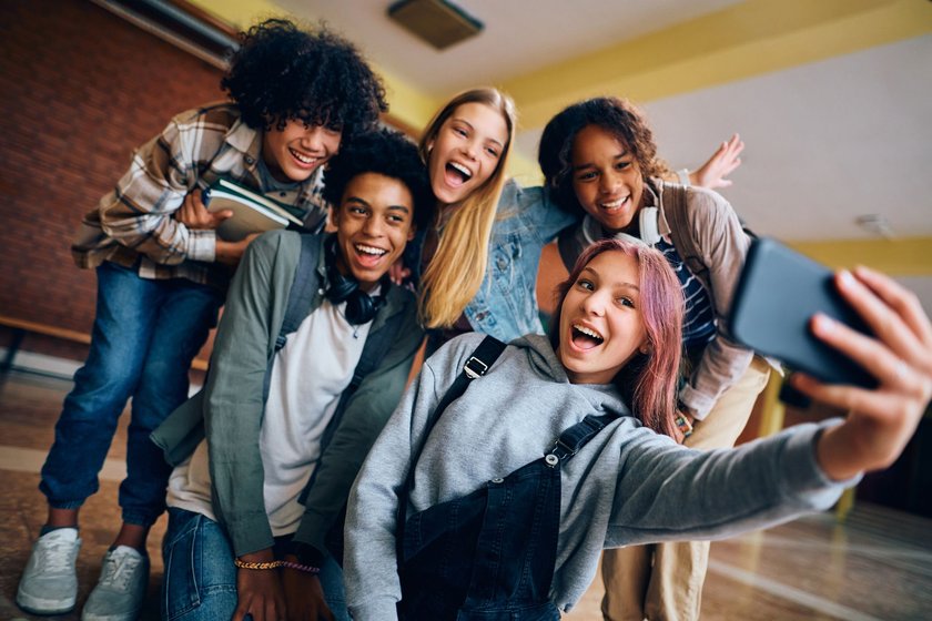 Teenager-Gruppe posiert beim Selfiemachen