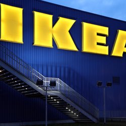 Praktisch in der Küche und im Badezimmer: Der Kinder-Tritthocker von Ikea
