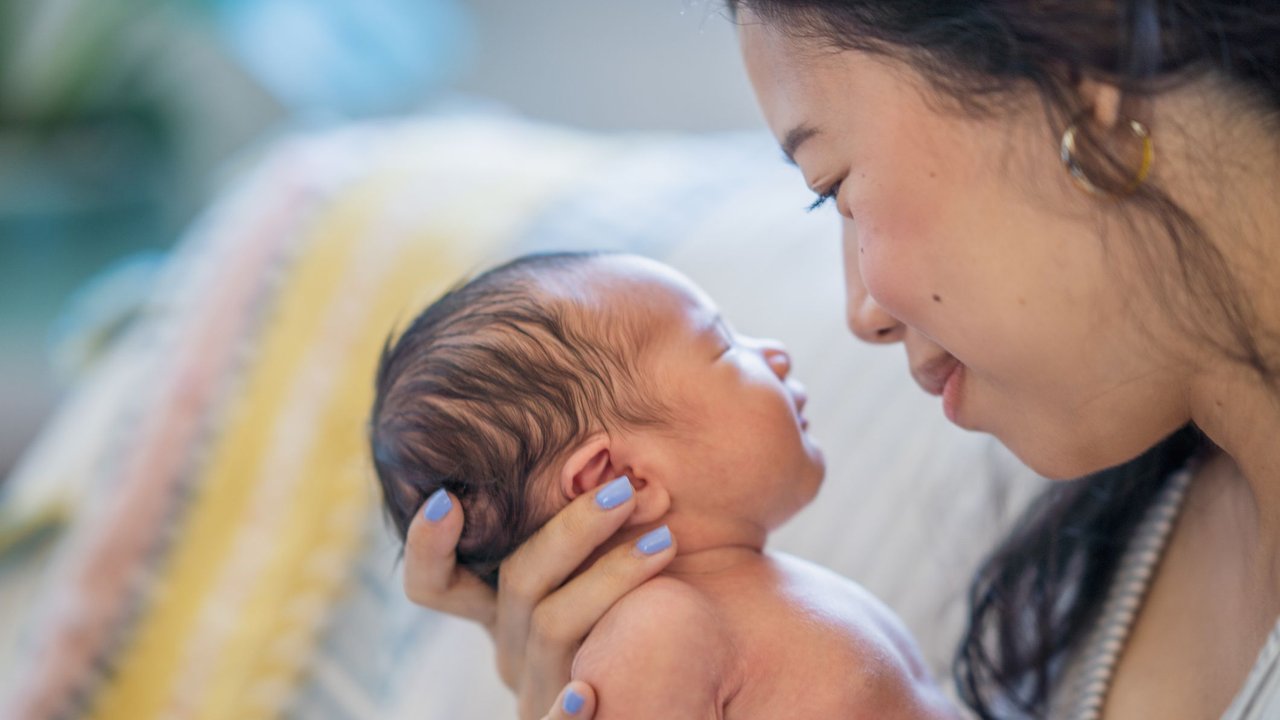 Kolostrum ausstreichen: Mama mit neugeborenem Baby