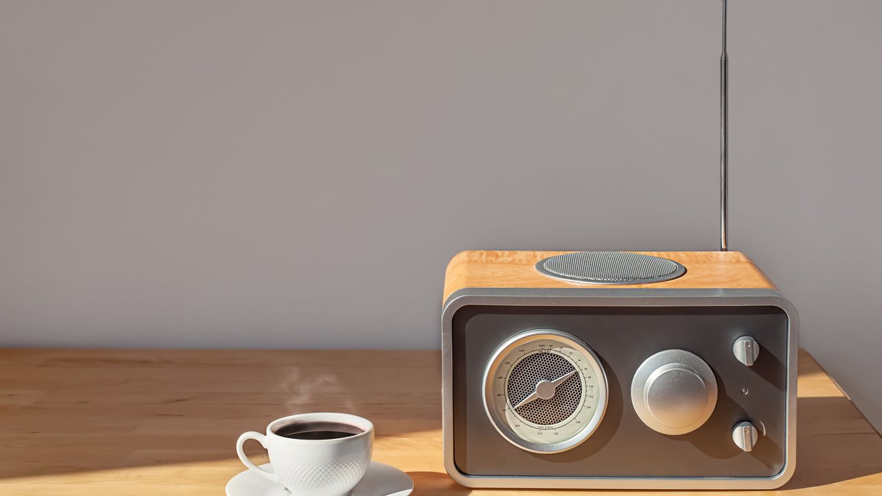 Radio mit Kaffeetasse