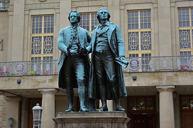 Statuen von Goethe und Schiller vor dem Nationaltheater in Weimar