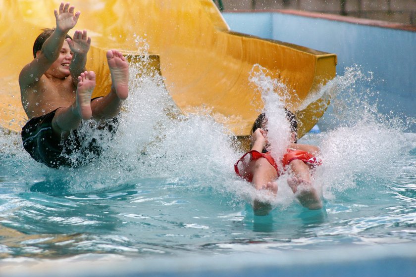 Kinder auf einer Wasserrutsche