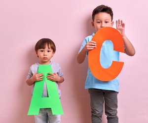 Diese 10 Anfangsbuchstaben waren bei Babynamen 2024 am beliebtesten