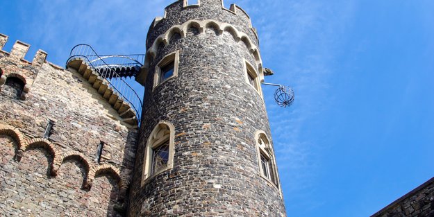Aus einer mittelalterlichen Burg-Ruine machte ein Prinz dieses Märchenschloss