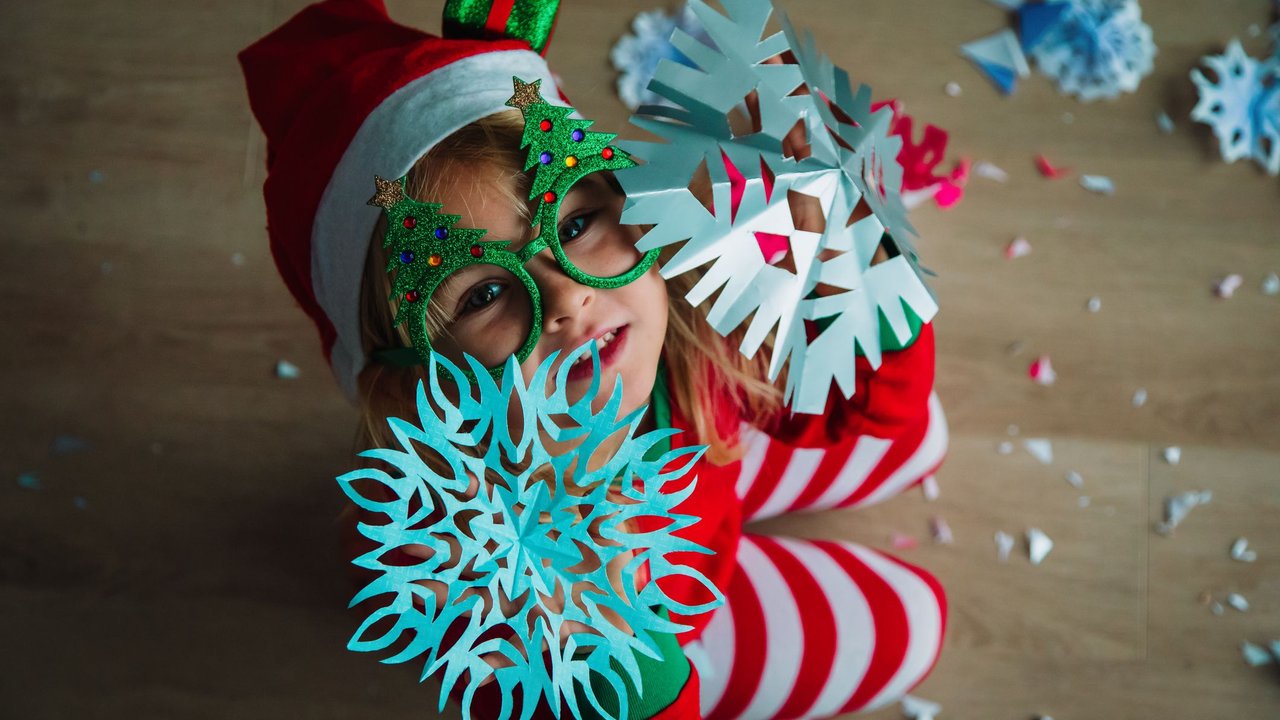 Bastelsets Weihnachten: ein Mädchen zeigt stolz ihre DIY-Sterne