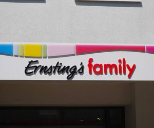 Ernsting's family verkauft eine schöne Größenskala mit Blumenmotiv fürs Kinderzimmer