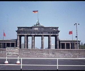 Geteilte Familien, geteiltes Land: 11 erschütternde Bilder vom Bau der Berliner Mauer