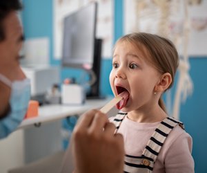 Scharlach bei Kindern: Wie wir die Krankheit erkennen und was wir Eltern tun können