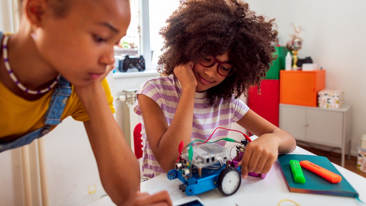 Lernroboter Test: Kinder bauen MINT-Spielzeug-Roboter auf 